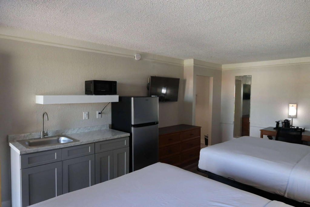 Super 8 by Wyndham Austin South I-35