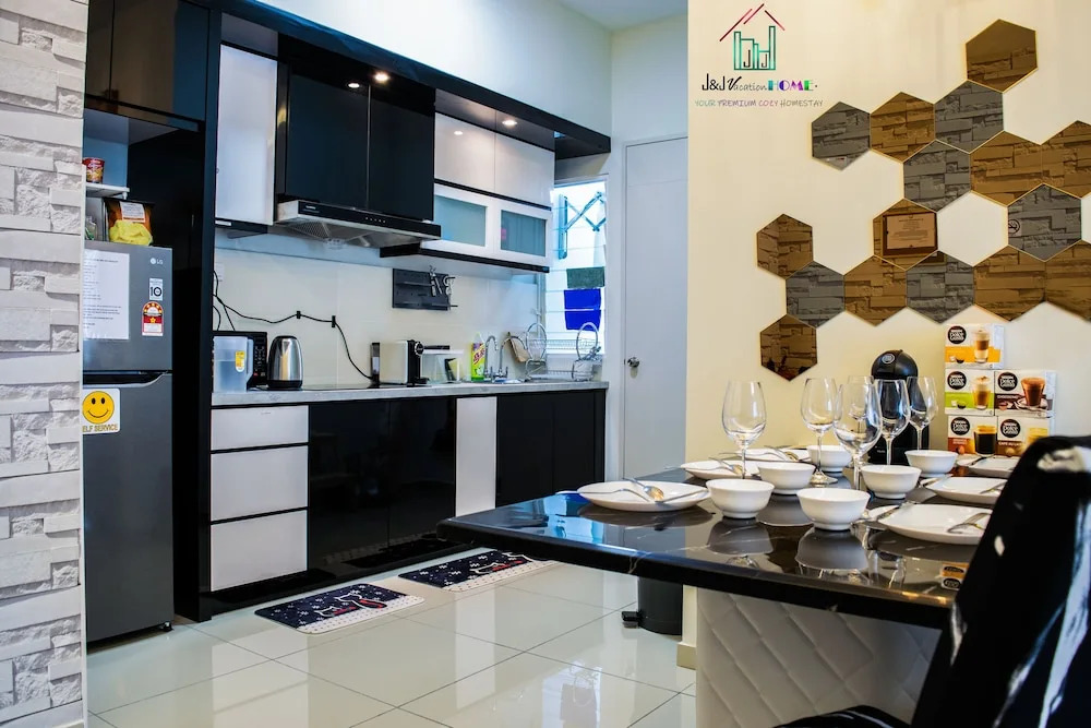 J&J Vacation Home @ Parkland Residences