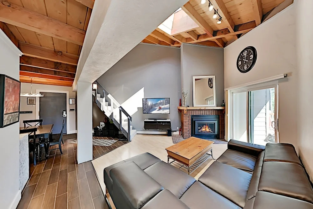 Top-floor Treehouse W/ Pool & Hot Tubs 2 Bedroom Condo