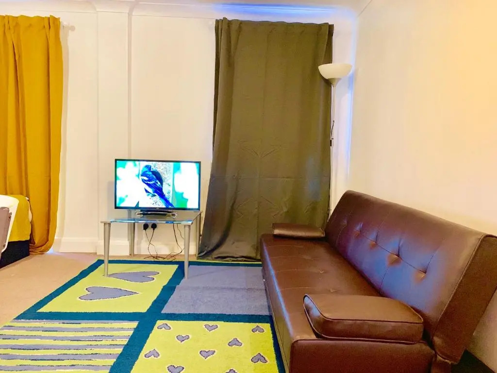 2 Bedrooms Modern Central London Apartment, Full Kitchen, 5 minutes Tube Station