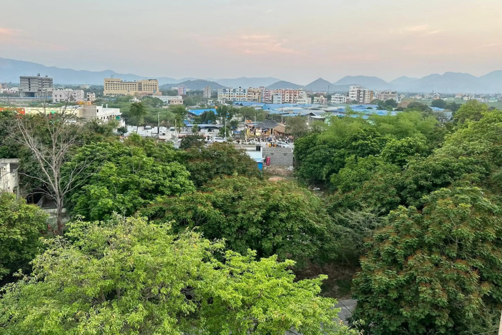 TrueLife Comfort Inn - Near PS4 veg restaurant - On way to Balaji Temple - 2BHK AC apartments - Coffee Tea Milk - Fast WiFi, Kitchen, Dining, Android TV, Parking - Easy access to Airport, Railway Station and to all Temples - Top service with lots of Love