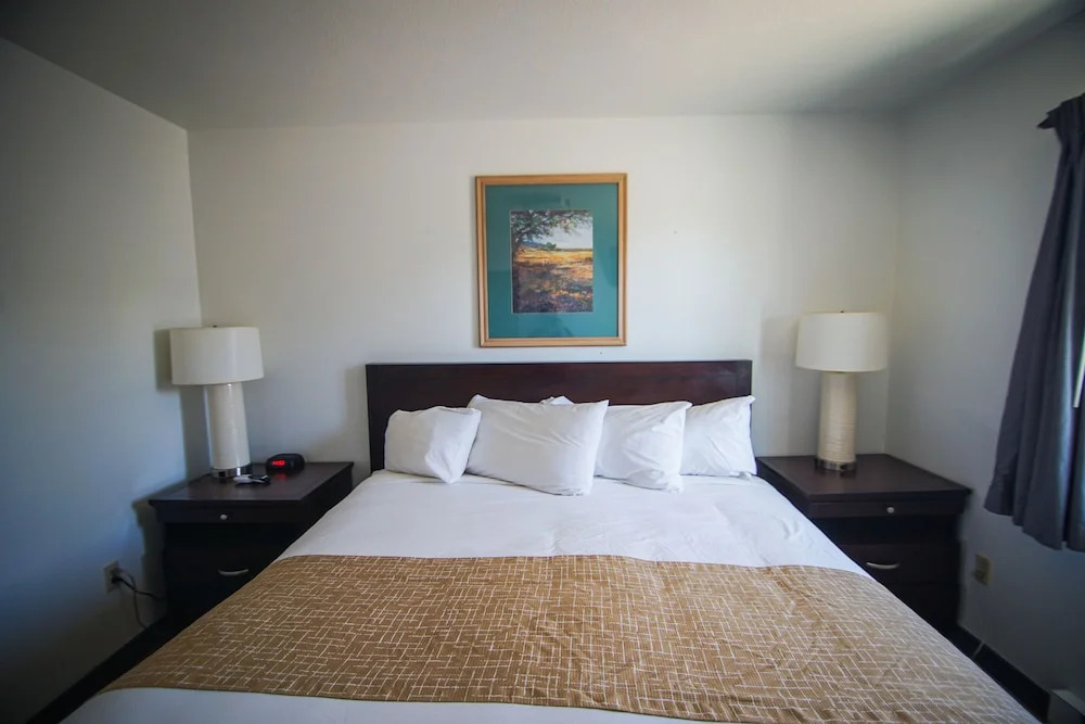 Airport Value Inn and Suites