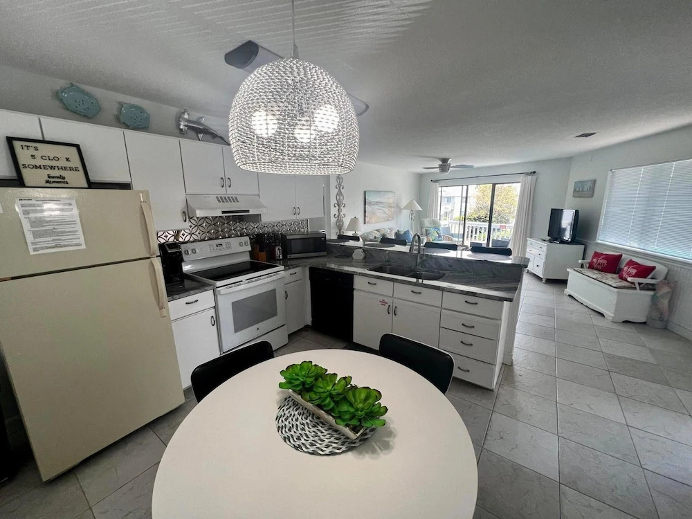 Crystal Village, Unit 20A