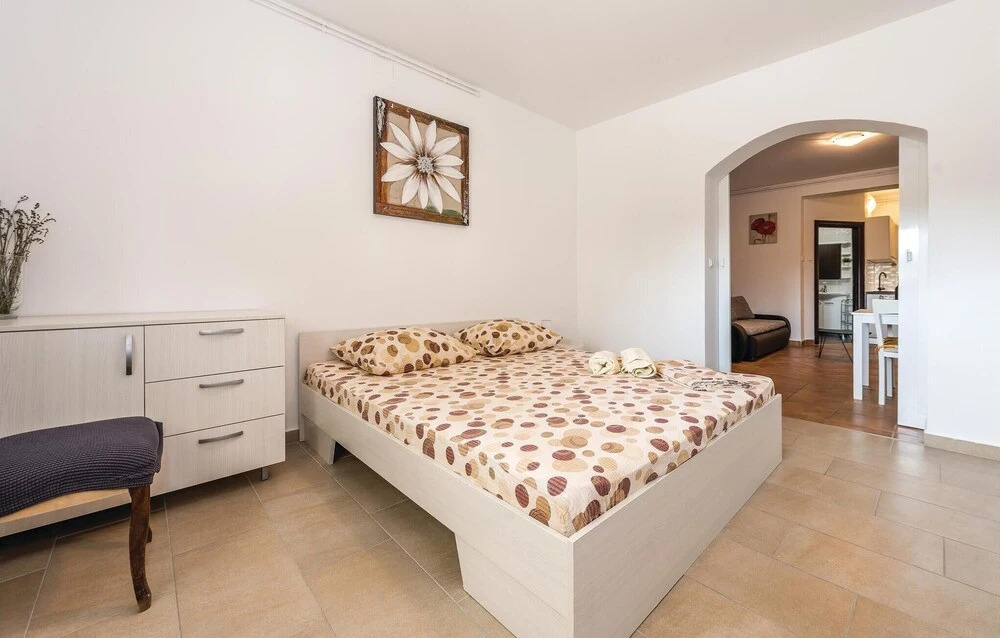 Beautiful Home in Brodarica With Wifi and 4 Bedrooms