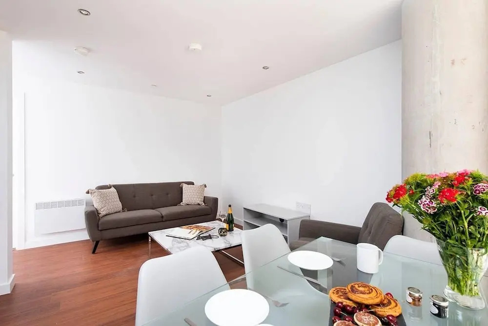 Luxurious and Bright 2BR City Centre Apartment