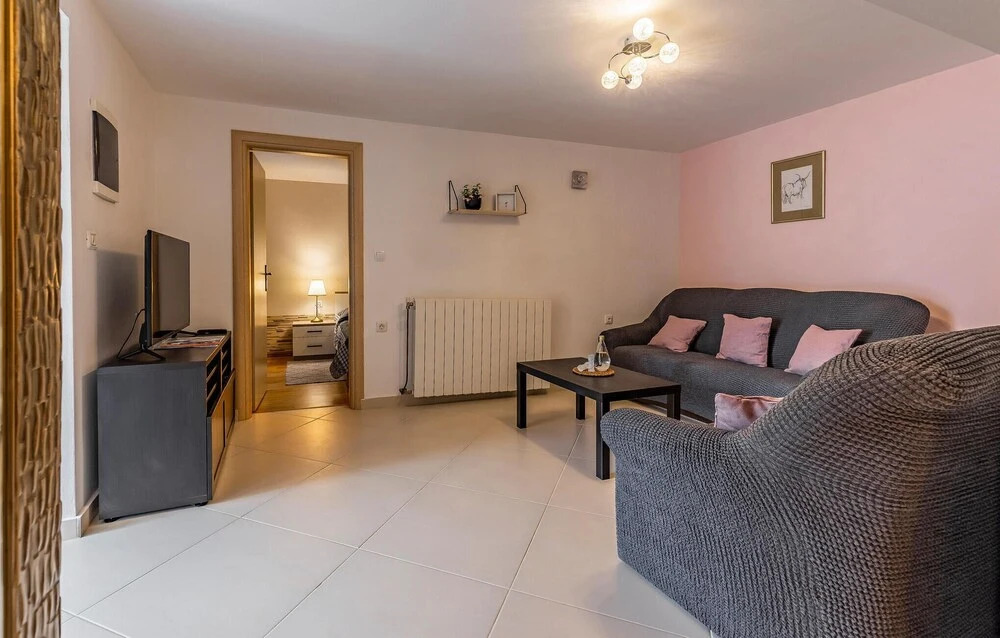 Beautiful Apartment in Liznjan With Wifi and 1 Bedrooms