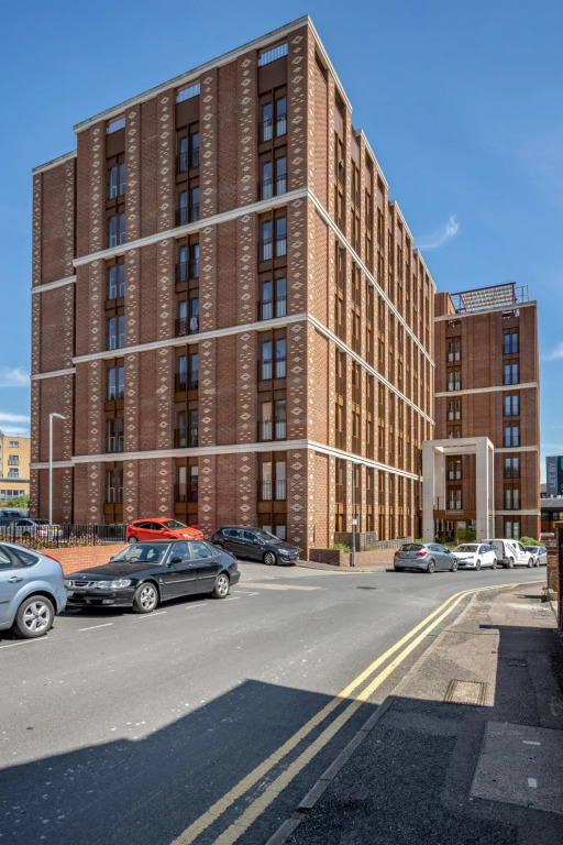 2 Bedroom Luxury St Albans Apartment - Free WiFi with Netflix & Parking. The property sleeps 6