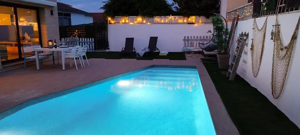 R127 Moderna villa cerca del mar