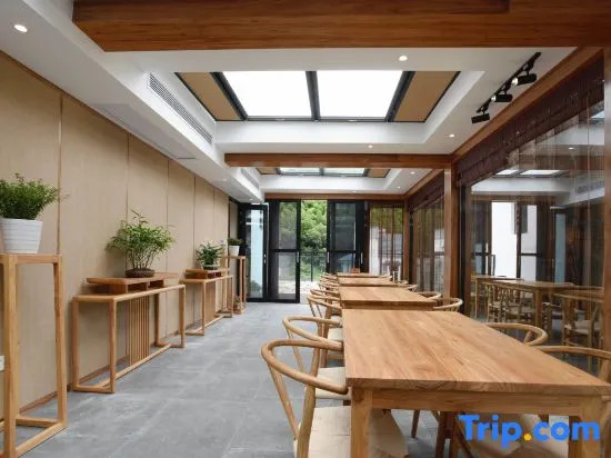 yinju renjia Hostel (South gate of the scenic area)