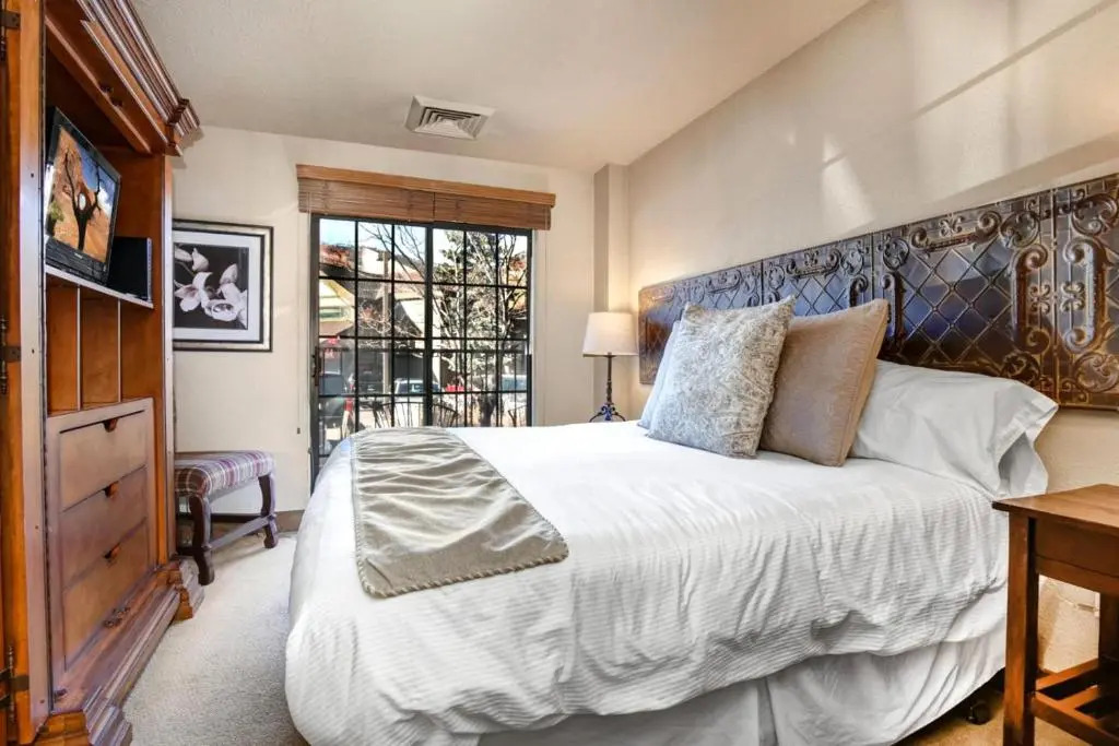 K B M Resorts- Cbi-101 Upgraded 1bd, Wood Fireplace, Full Kitchen, Wifi, Walk to Slopes!