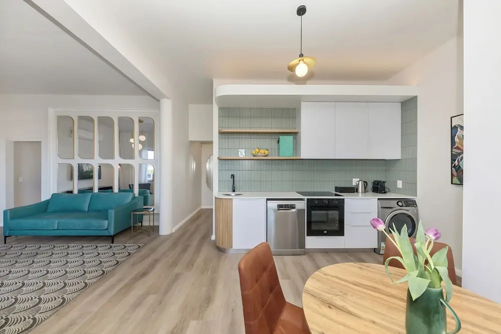 On the Beach in Camps Bay - Fully Equipped 2 Bedroom Apartment