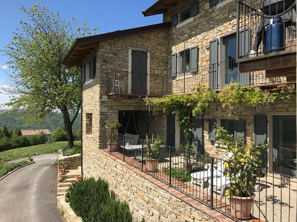 Detached villa with swimming pool, in the green hills and vineyards