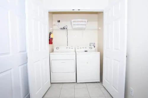 Four Bedroom w/ Pool Close to Disney 8570