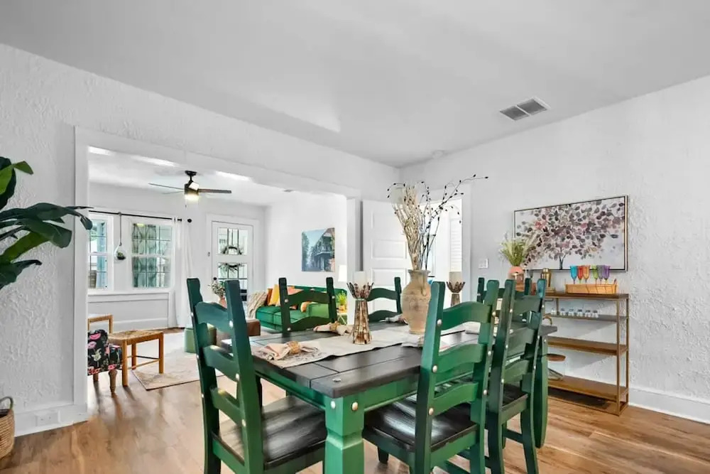 Newly Renovated Whimsical Cottage 2 Beds Hot Tub