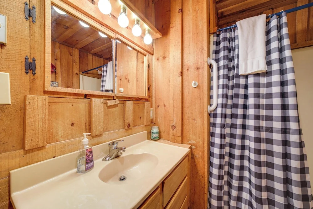 Rustic Maggie Valley Cabin w/ Mountain Views!