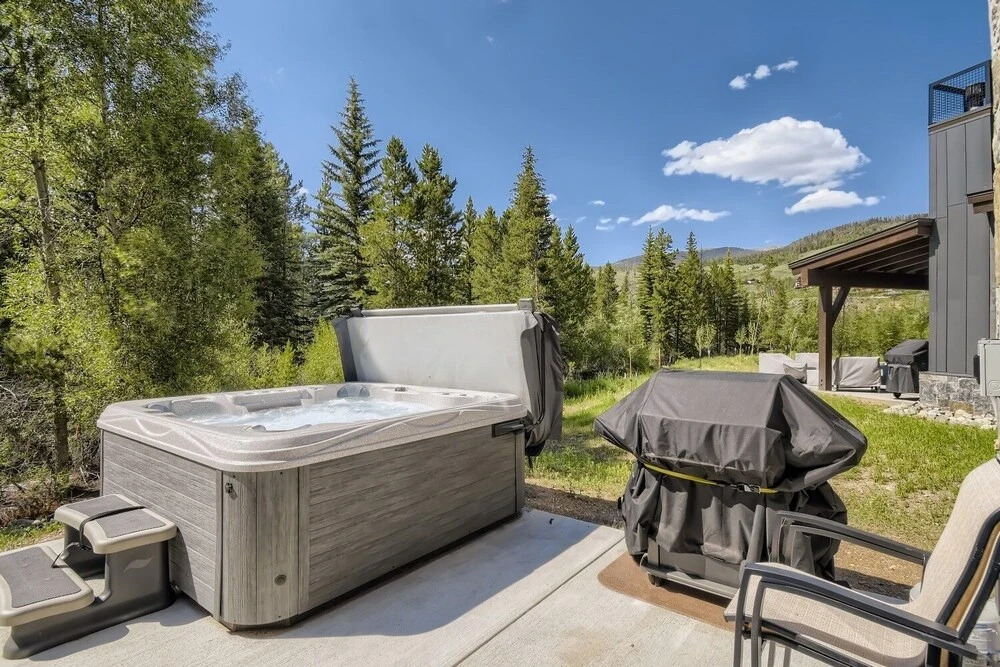 High-end Finishes, Private Hot Tub, Platinum Playcation, New Listing! 4 Bedroom Home by Redawning
