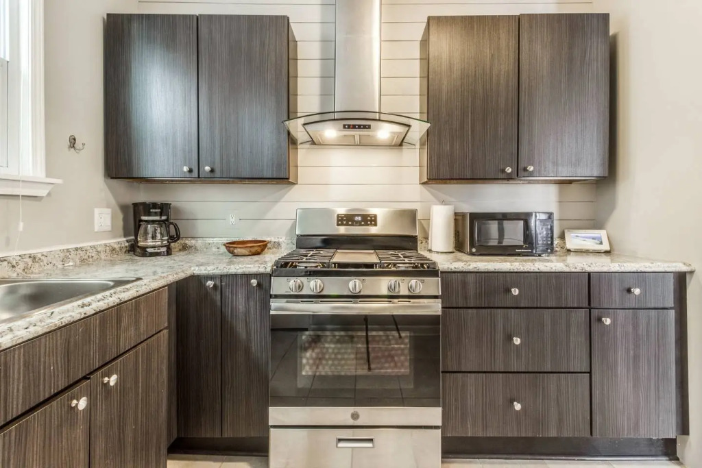 Great 6 Bedroom Peaceful Family Retreat in the University District