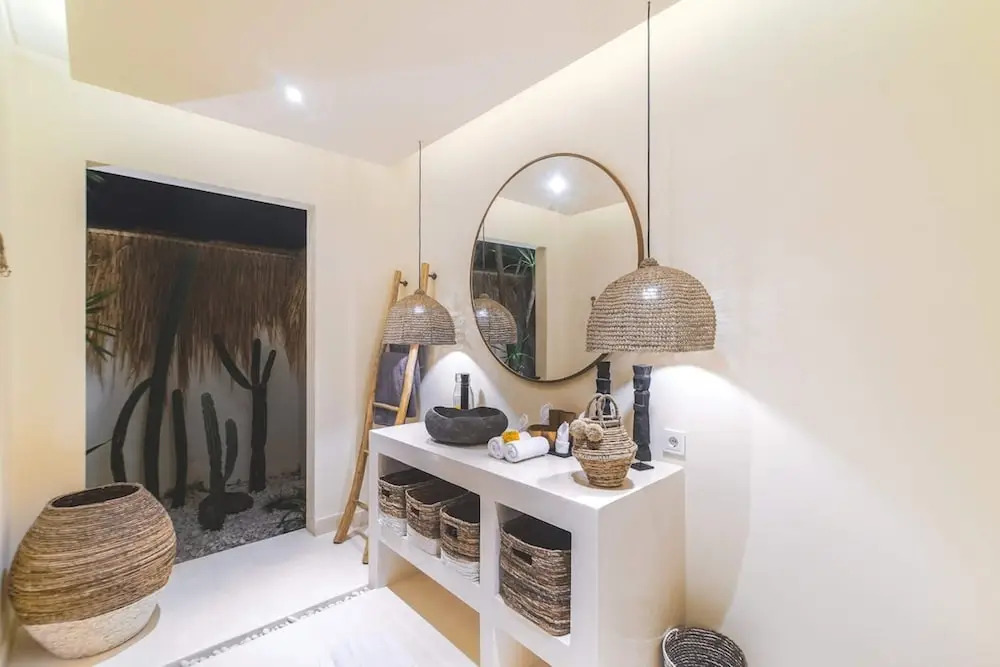 Villa Selaanc - Luxury 4BR Villa with Private Pool, Walking Distance to Seseh Beach