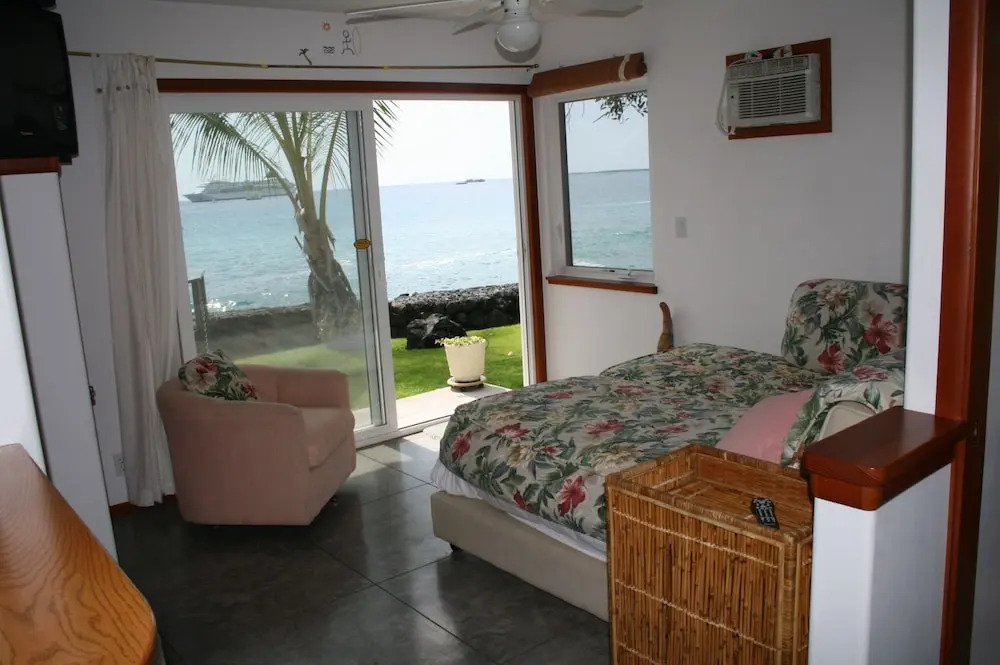 Kona Bay Seaclusion Oceanfront by RedAwning