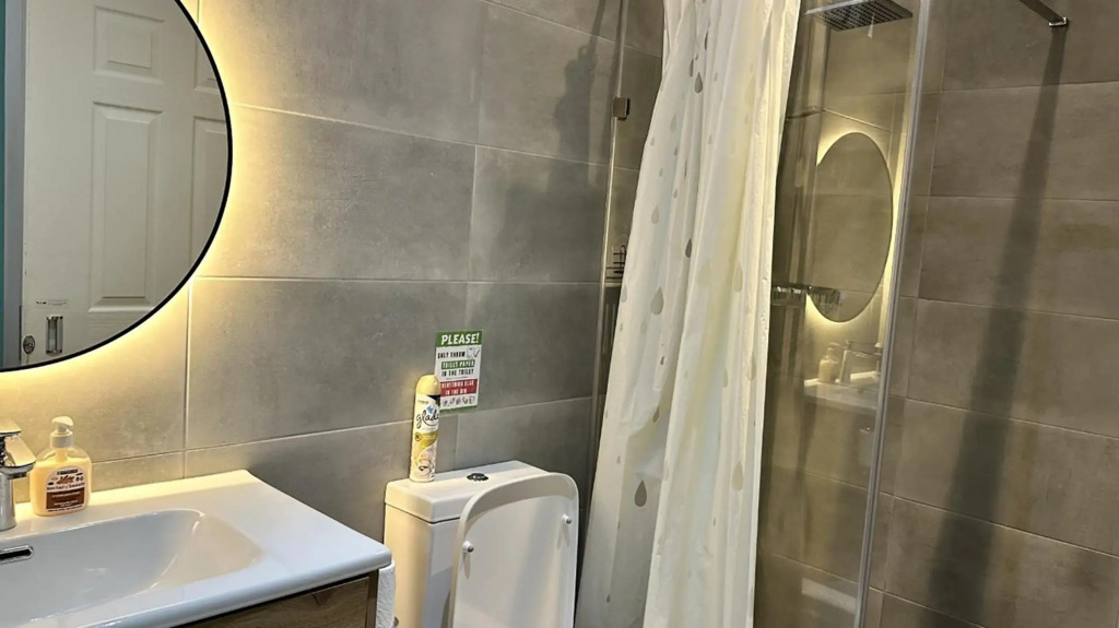 Les Cerisiers - NEW Beach Apartment with Pool, Centrally Located in Flic-en-Flac