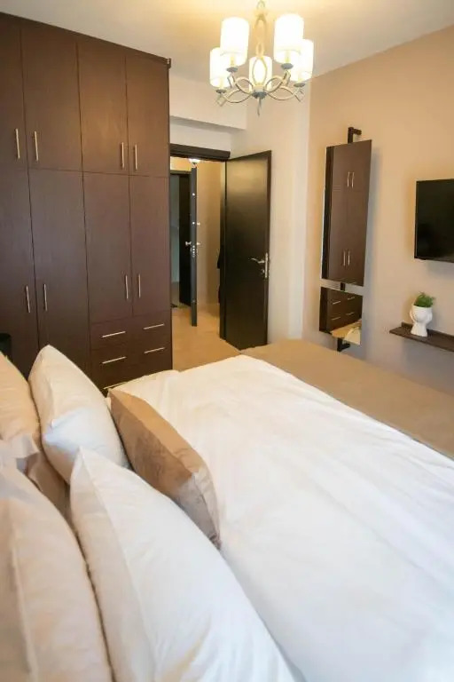Kate's Luxury Apartment with Private Parking