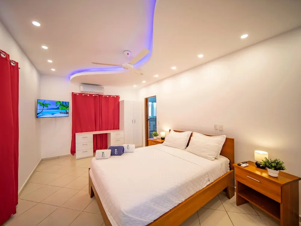 2BR Luxury Apartment in Heart Of Nightlife Area!
