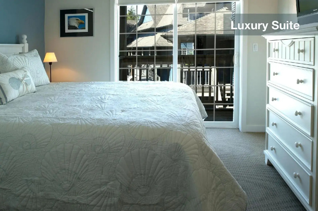 Waters Edge Shoreside Suites