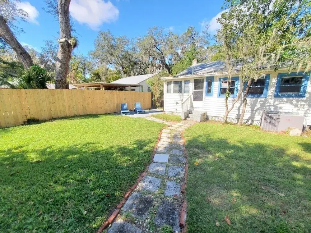 Downtown Getaway - Pet Friendly 3 Bedroom Home