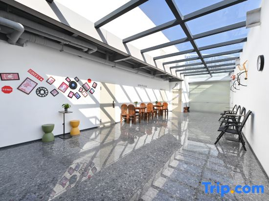 Mijia Youth Hotel (798 Art Park Gaojiayuan Subway Station Branch)
