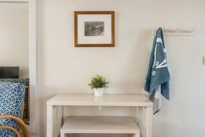 Quiksilver Apartments The Pass - steps from beach