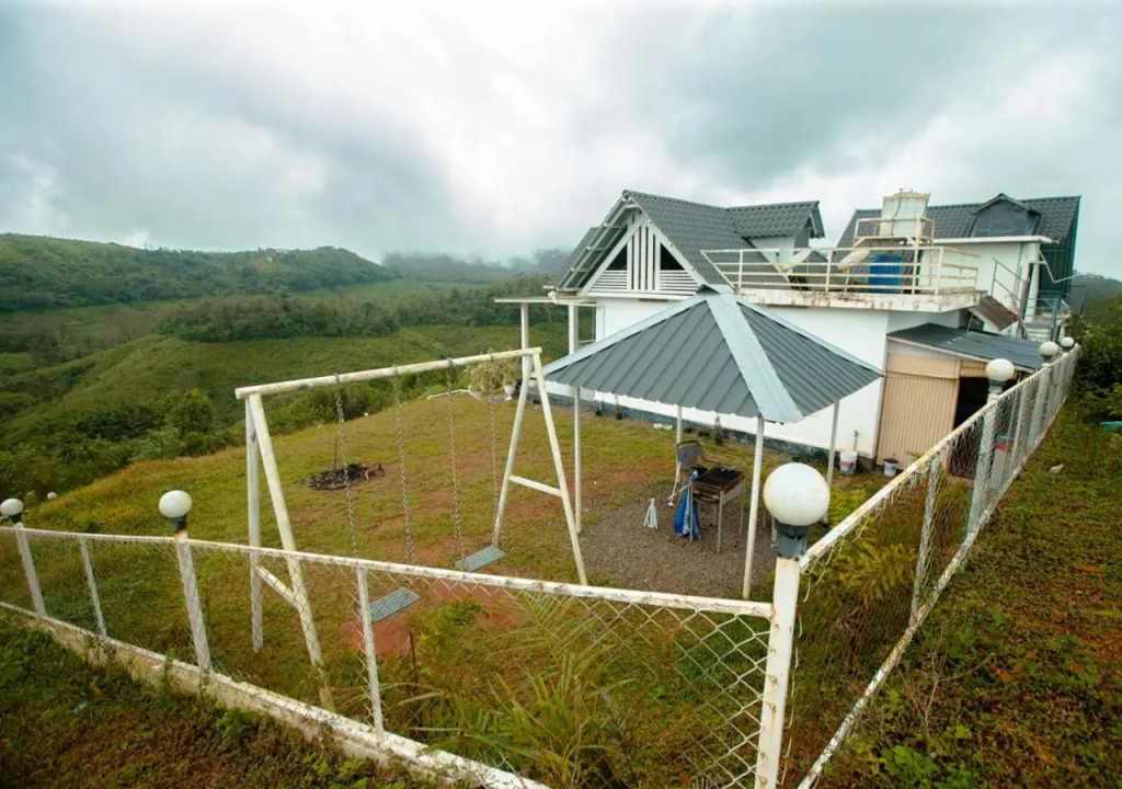 White Stone Vagamon Hilltop Cottage by VOYE HOMES , Private Villa with Scenic Mountain Views