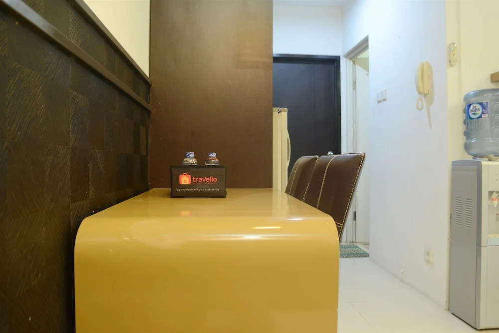 Near Shopping Center 1BR Cosmo Residence Apartmen
