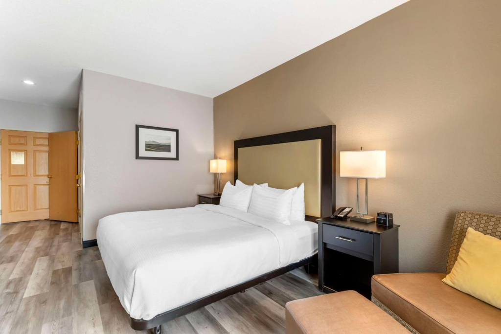 Best Western Plus Des Moines West Inn & Suites