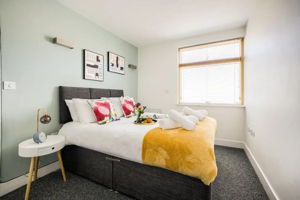 Coventry Luxury Townhouse City Centre Private Parking Sleeps 9 by EMPOWER HOMES rates incl VAT