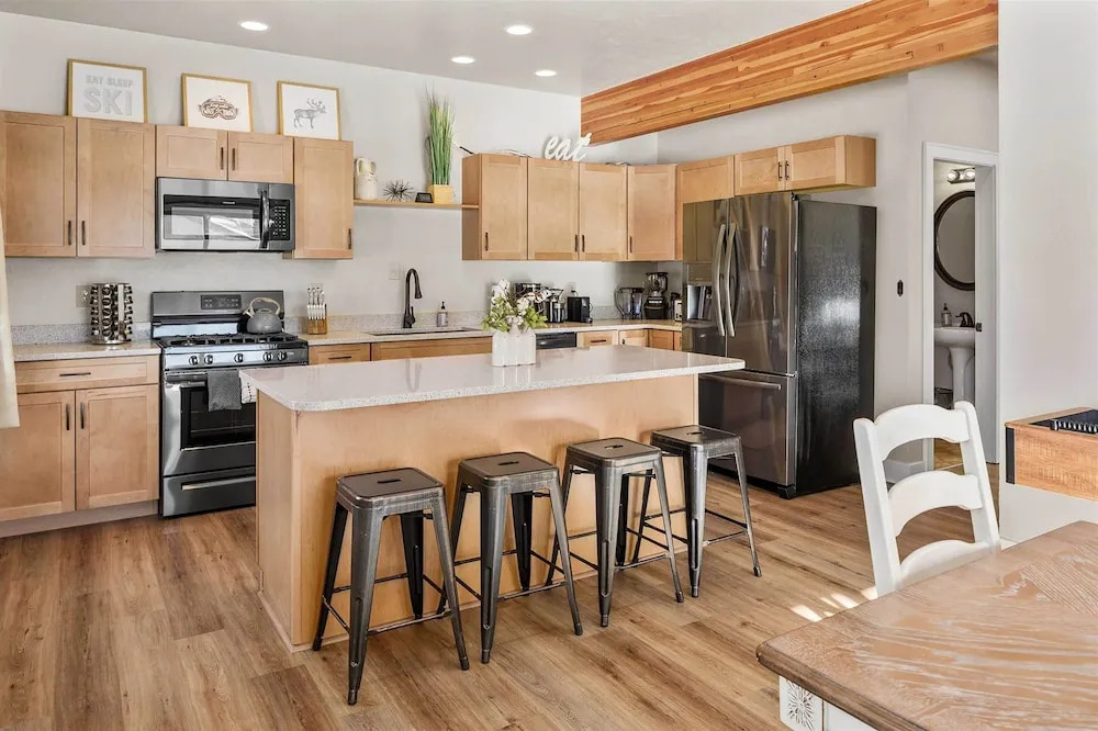 Modern Red Lodge Cabin - Walk to Broadway Ave