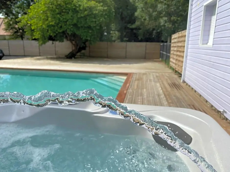 Les 5 Lodges du Château - Piscine & Jacuzzi