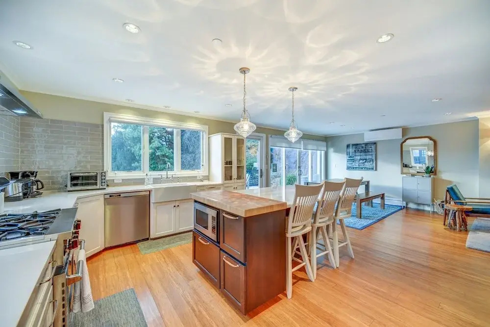 "the Fremont Lookout" W/ Deck & Gourmet Kitchen! 2 Bedroom Apts by Redawning