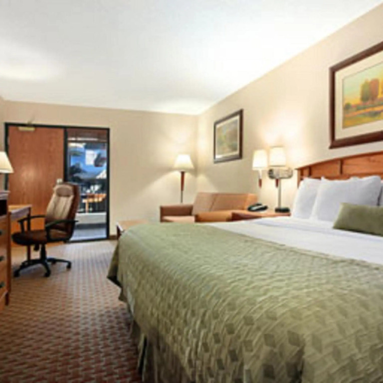 Ramada Tropics Resort & Conf Center by Wyndham Des Moines