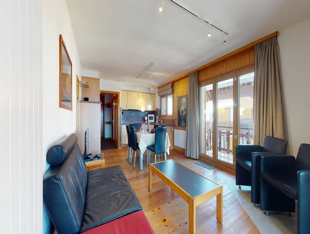 Apartment With Balcony and Mountains