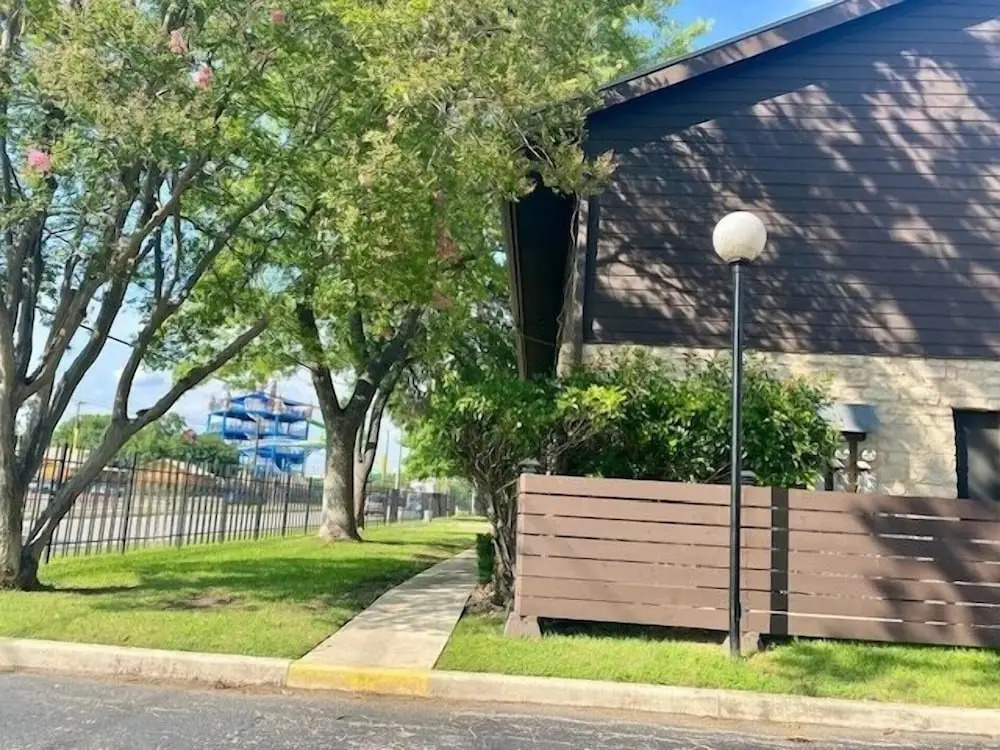 De Comal Cw C101 2 Bedroom Condo by RedAwning