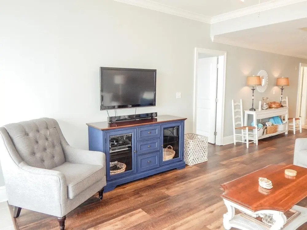 305 Holiday Isle 305 - 2 Br Condo