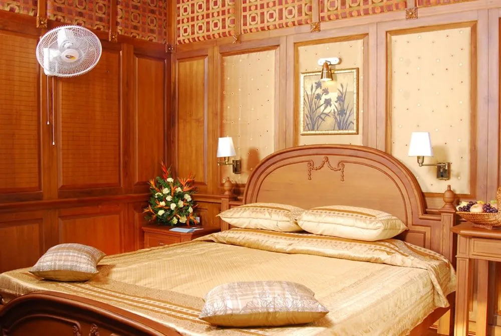 Sterling House boat Lake Palace Alleppey