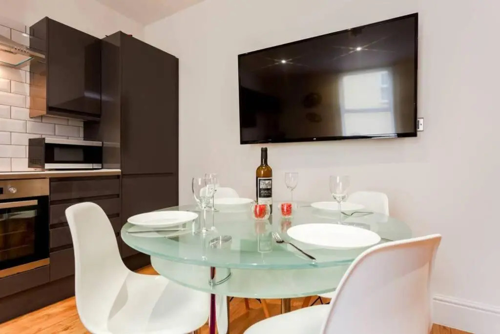 Stylish 2 bed 2 bath *Close To Beach and Centre with parking*
