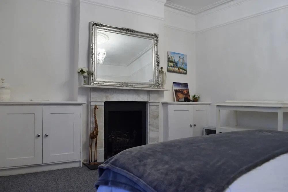 Large 2 Bedroom Garden Flat in Battersea