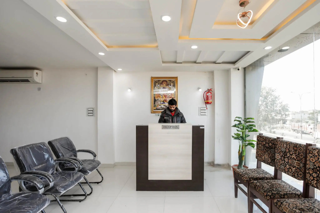 OYO 28790 Hotel Metro