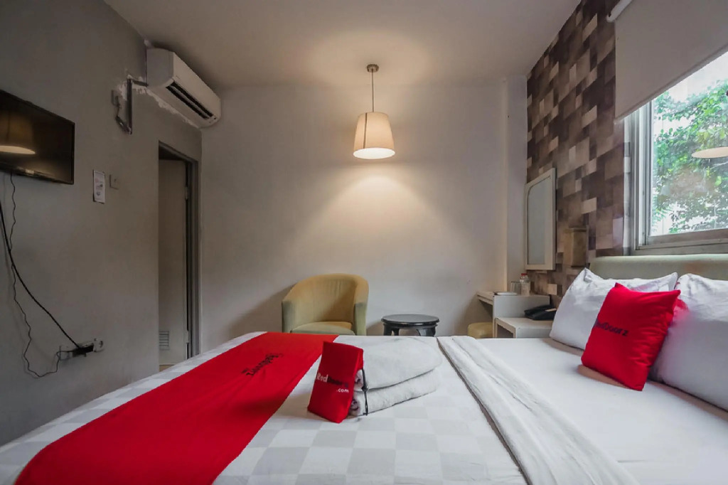 RedDoorz Plus near Mangga Besar Station 2
