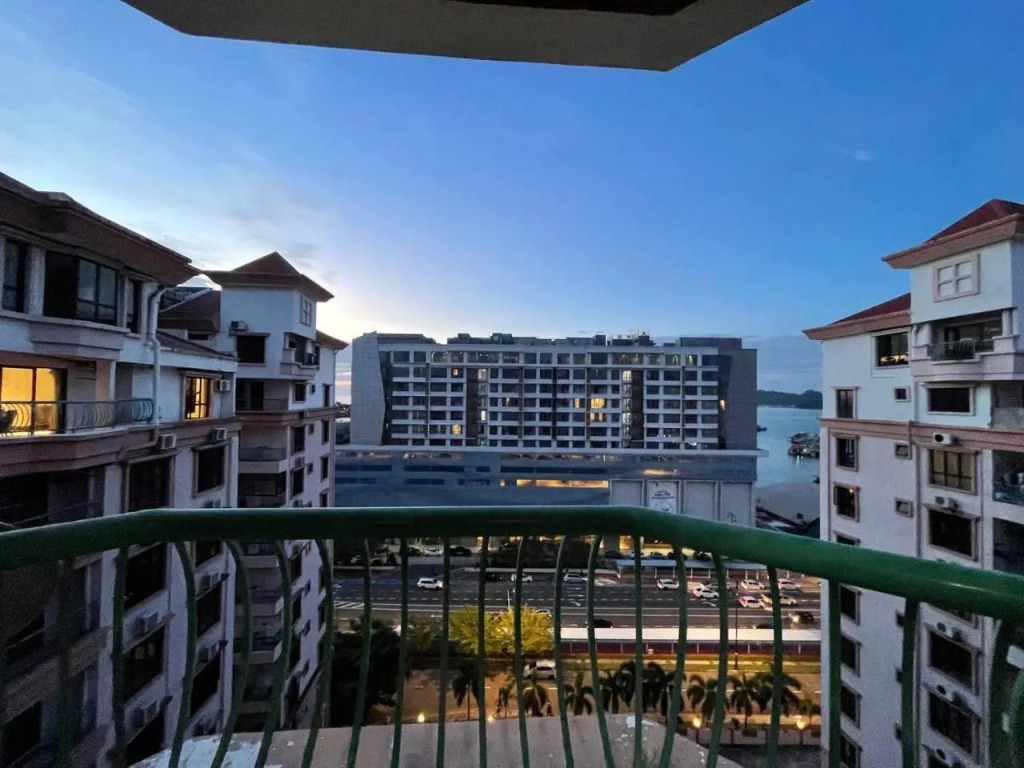 PENTHOUSE MARINA COURT VACATION HOME 4 BEDROOMS KOTA KINABALU 14pax