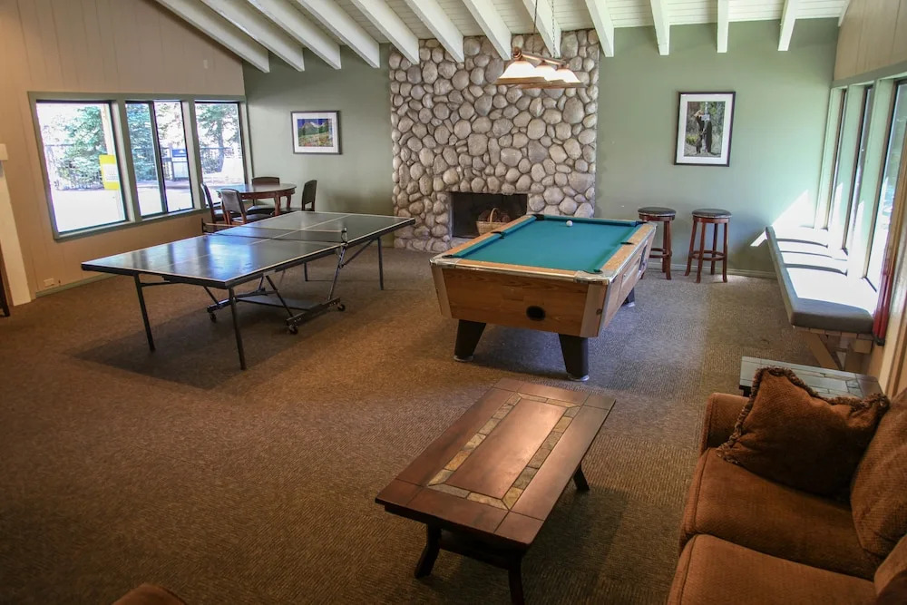 Discovery 4 104 Pet-Friendly Rustic Mountain Cabin, Close to Canyon Lodge by RedAwning