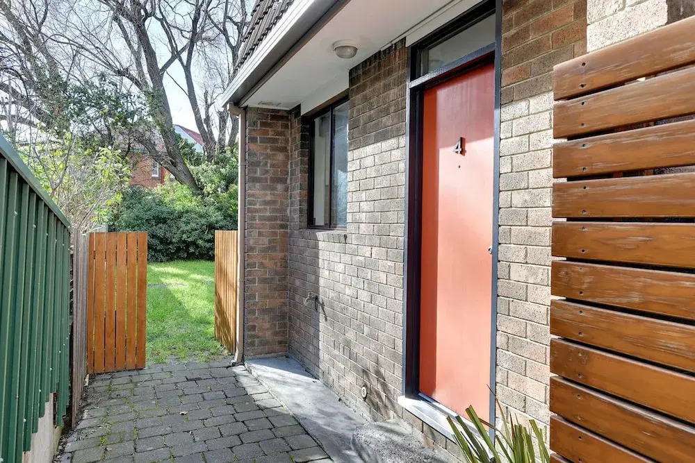 2-bed Townhouse Retreat in Sandy Bay With Parking