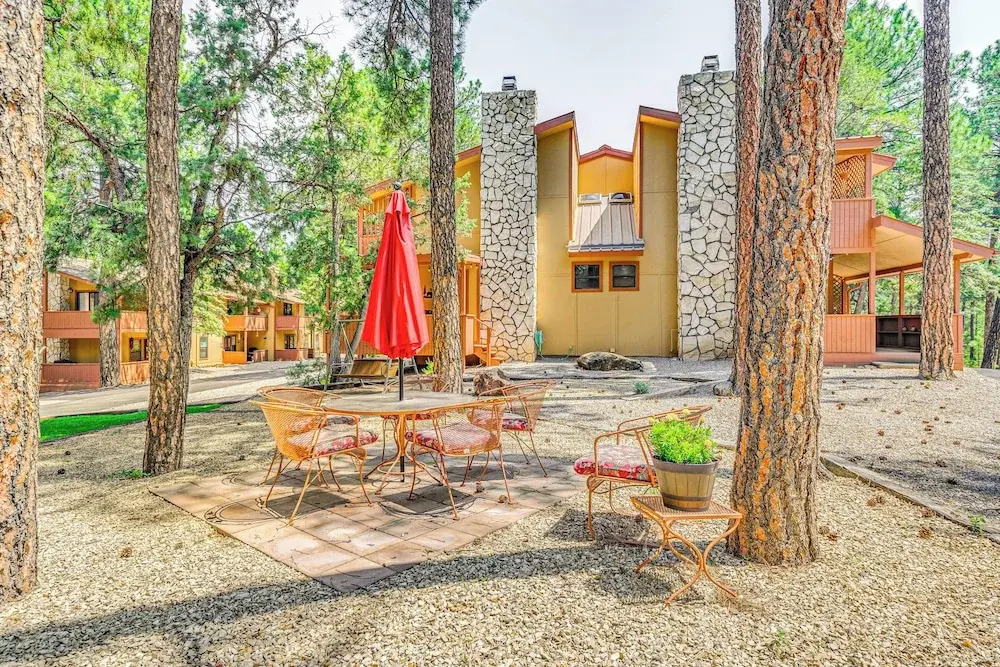 Cozy Ruidoso Condo w/ Deck ~ 2 Mi to Cedar Creek!